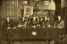 106715 Groepsportret van de senaat van het Utrechtsch Studentencorps (U.S.C.) van het jaar 1928/29: A.W.C. Bentinck, ...